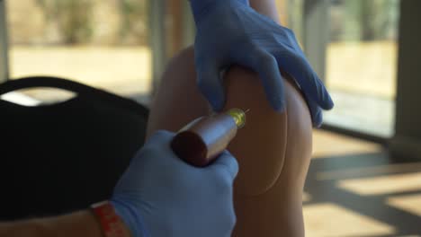 Medical-technician-practices-medical-treatment-on-a-human-mannequin