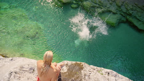 Two-excited-friends-swimming-in-a-lake