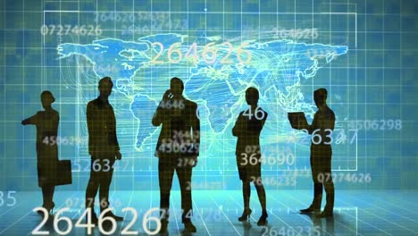 Múltiples-Números-Cambiantes-Sobre-La-Silueta-De-Empresarios-Contra-El-Mapa-Mundial-Sobre-Fondo-Azul